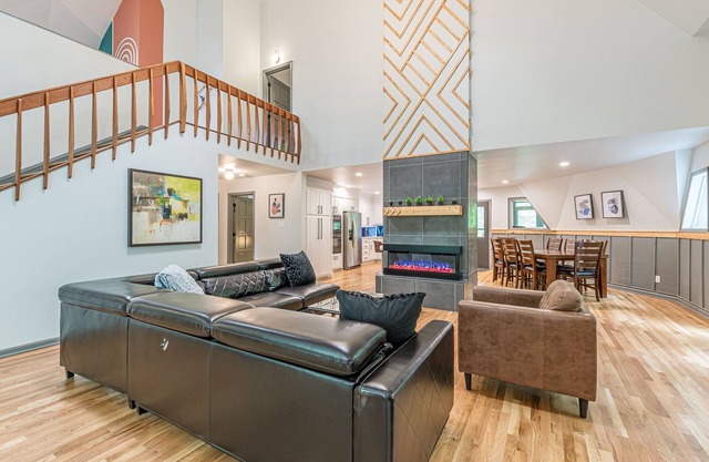 Team Paradise w POOL! 7BR + Loft, Locker Rm/19pp
