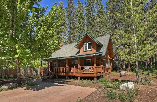 Teddy Bear Lodge by Destination Big Bear : Rocky Mountain Log Home Adjacent to the Nation Forest!