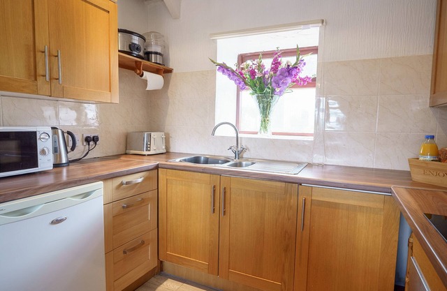 Templand - sleeps 6 in 3 bedrooms set in picturesque countryside with hot tub