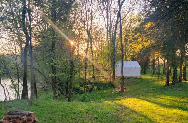 Tentrr Signature Site - Stones River Escape