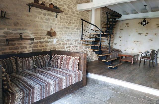 Terra loft gîte, orchard/vegetable garden, henhouse, valley views, wine route.
