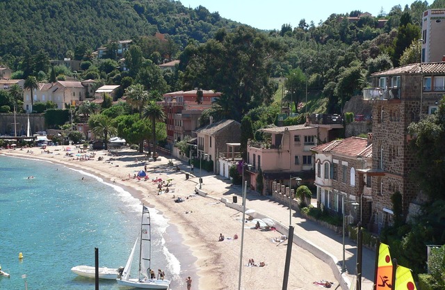 Terraced house 90m2 beach and restaurant 2mn walk air conditioning quiet, garden