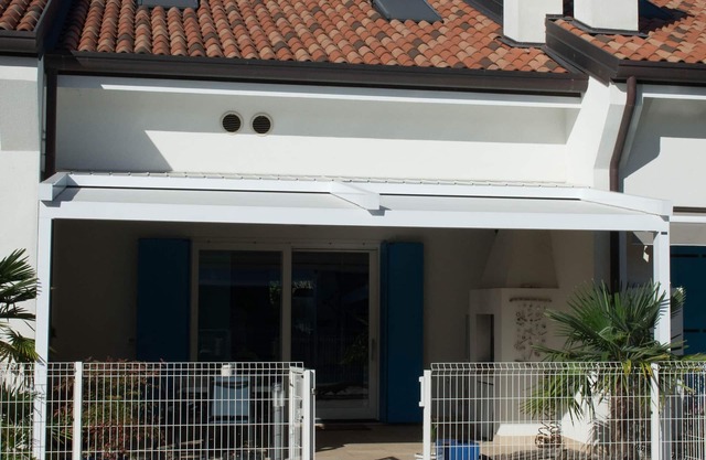 Terraced house with swimming pool