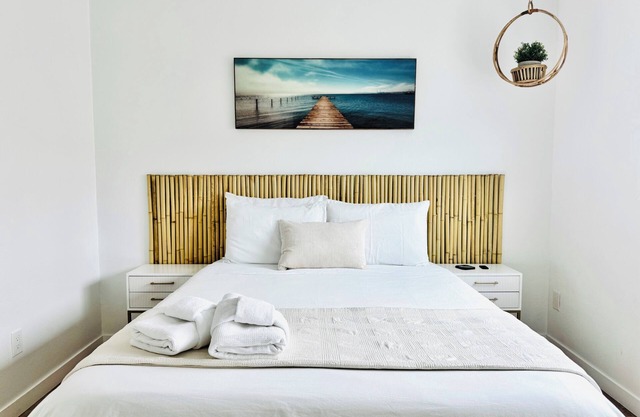 Terrific 2-bedroom apartment 2 blocks from the Beach AC