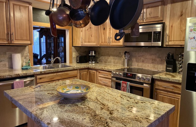 Teton Village Townhouse, Mountain views, Walk to Ski Slopes
