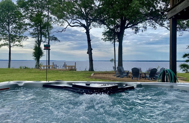 Texas Sized, Pet Friendly Barndomnium with Hot Tub Overlooking Toledo Bend Lake!