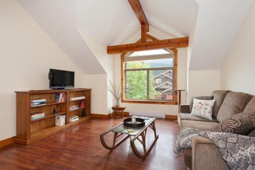 Thanksgiving Special Pemberton Valley 1 bedroom suite king size bed WIFI cable TV gorgeous views free parking walk to Village