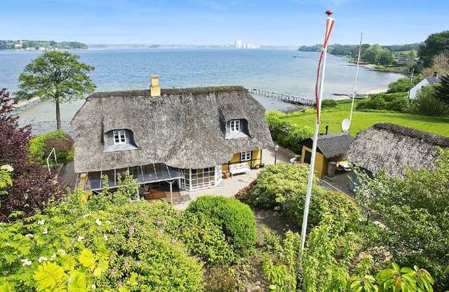 Thatched cottage with stylish furnishings right on the Baltic Sea