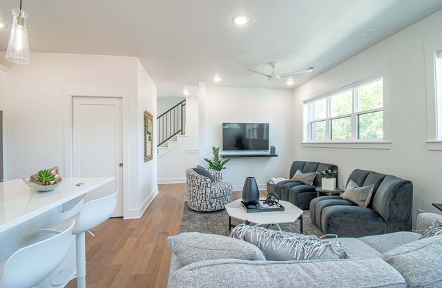The 302 - Modern Townhome - 0.5 mile to DT