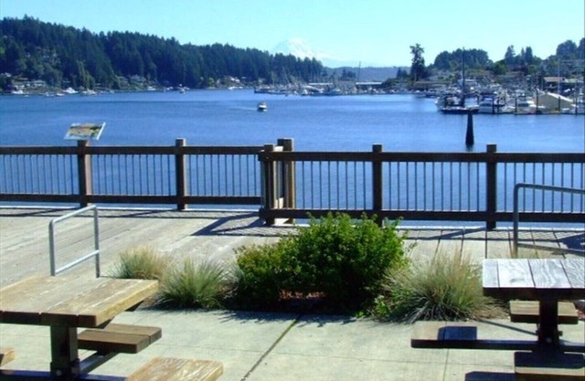 The Acclaimed Parsonage Inn, A Downtown Delight, 4 Houses to Gig Harbor Bay