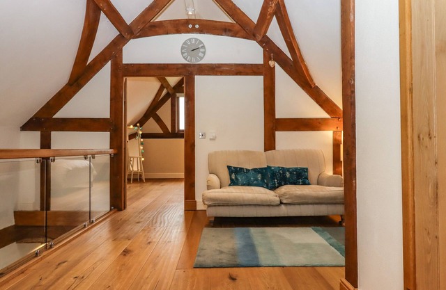 THE ACORN BARN, romantic, with a garden in Hittisleigh