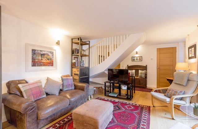 The Albany Lane Residence is a stylish 2 bedroom modern mews with the original dating 1810