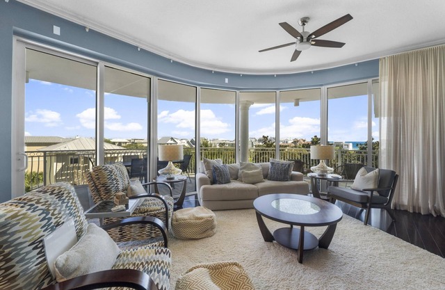 The Alexander 401- 30A Beach in Style, Seacrest Pool, 2 Bikes, Free Golf, Slps 7