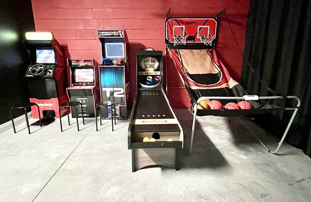 The Arcade House: private arcade, fully-fenced backyard, close to downtown