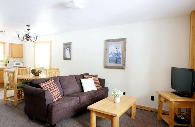 The Aspen-Cozy two bedroom, right in town