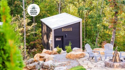 The Atlas Cedar Treehouse at Treetop Escapes