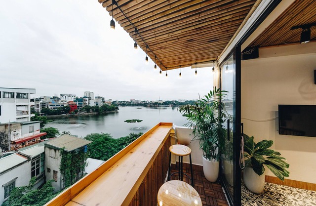 The Autumn Homestay-LAKE VIEW room, with balcony, next to the WEST LAKE