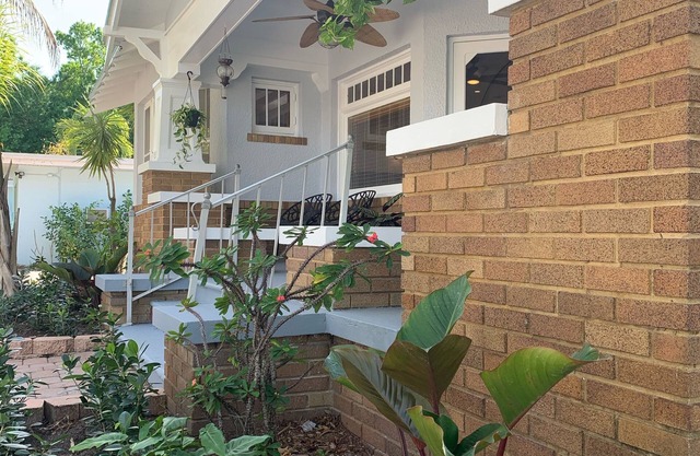 The Avalon House - Historic Home, Walking Distance to Downtown River District