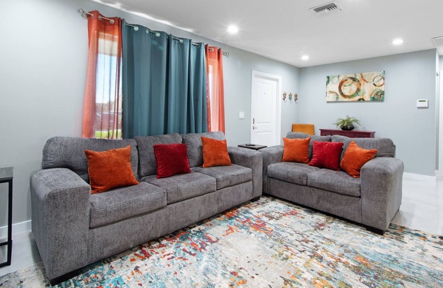 The Ave- Remodeled modern home only 3 miles to Singer Island Beach