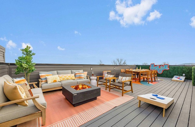 The Banjo - Huge Rooftop + 1.5 miles to Broadway