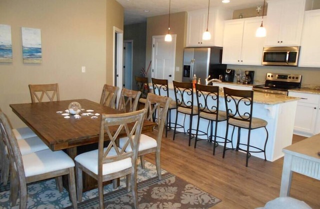 The Bayside V - Awesome 5 BR Bridges Bay Cabin backing to Community Pool!