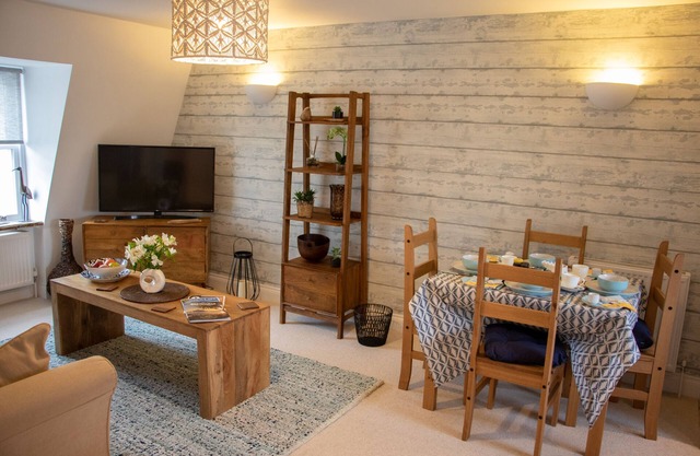 The Beach House, Driftwood, bespoke apartment with private parking
