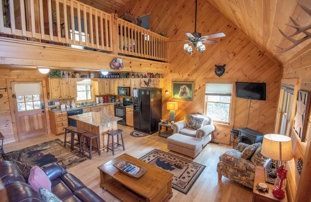 The Bear Hideout Log Cabin - Mountain Views - Minutes to West Jefferson - Bumper Pool Table