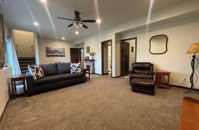 The Beez Kneez Cozy 1-bedroom with WiFi, AC in peaceful Florissant
