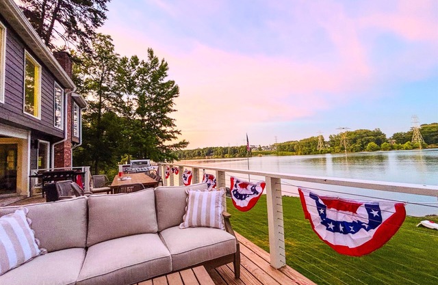 The Belmont Lake Retreat -Sleeps 14 - Renovated - Private Dock