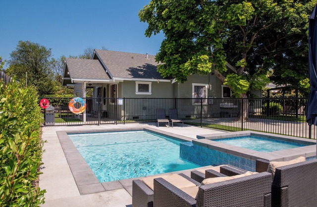 The Best House. 1 mile to Disneyland with a pool, hot tub, and game room.