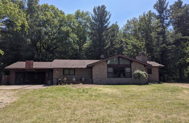 The Best of Both Worlds – 3 bedroom house with Lake Access Without the Crowds
