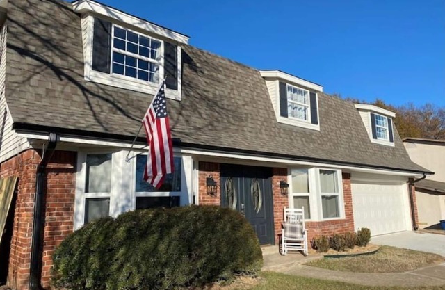 "The Big Cozy"- WiFi, Hot tub, Grill, Sleeps 8