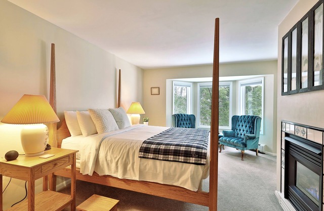 The Birch Ridge: Blue Velvet Room #10 - Queen Suite in Killington, Vermont. Hot Tub. Lounge.