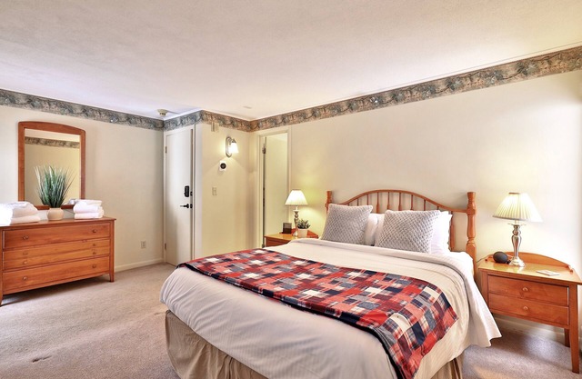 The Birch Ridge: Mission Room #2 - Queen Suite in Renovated Killington Lodge. Hot tubs.