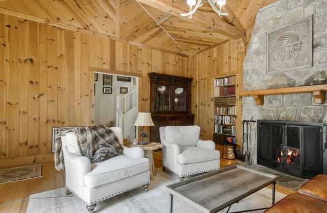 The Bird Coop | Gorgeous Large Home 5 Minutes to Main Street