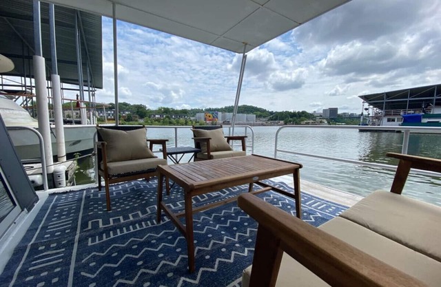 The Black Dog. Houseboat In DT Knox