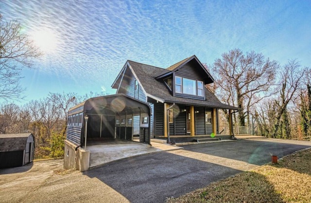 The Black Log Cabin - Hot Tub & Game Room