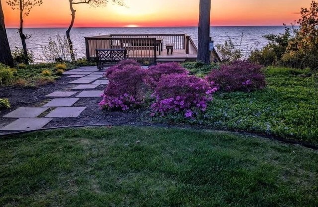 The Blue Heron on Lake Michigan, private beach, hot tub and fireplace