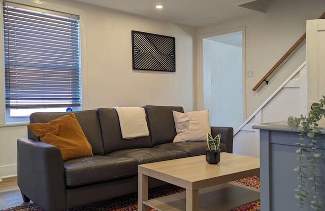 The Blue House: A Downtown Getaway w/ Parking