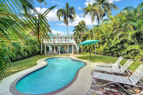 The Blue Pearl - Soak Up Views from a Scenic Poolside Upper Deck