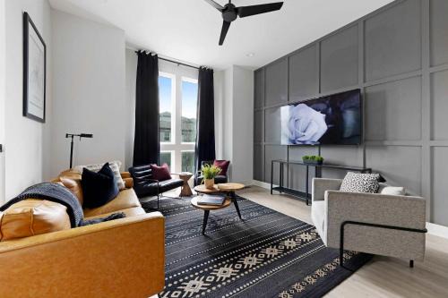 The Bluestem - Stylish Design, Rooftop with Firepit!