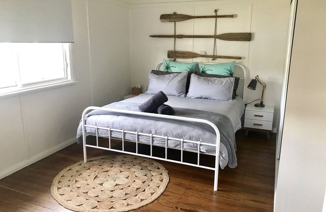 The Boatshed.400m to Beach, 2 bathrooms, cafes, outside pets