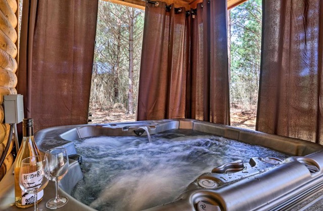 The Breeze - Broken Bow Cabin with Hot Tub and Deck!