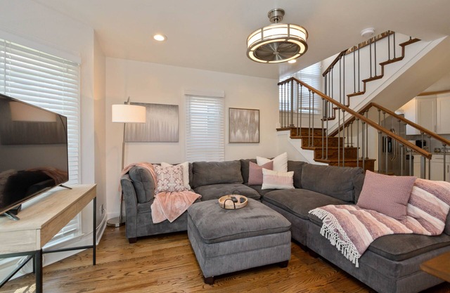 The Bryant★Hillsboro Village-walk to Vandy★Free Parking. 9 mins to downtown!
