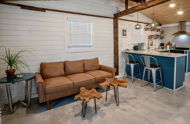 The Bunkhouse “ 5 minutes to I-75” Unique Loft across Brewery & Wedding Venues.