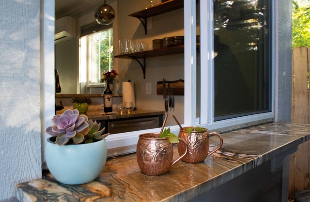 The Burrow-cozy boutique studio walkable to downtown