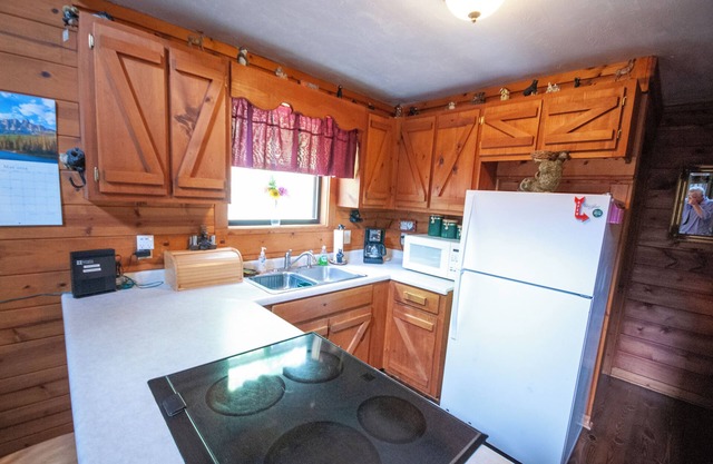 The Cabin Cove Pet Friendly cabin with creek frontage. 3 bedroom, internet
