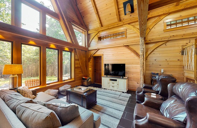 The Cabin on 32 wooded acres - tranquil new-build with sauna & forested views