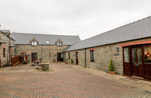 THE CALF SUITE, pet friendly, with pool in Aberystwyth