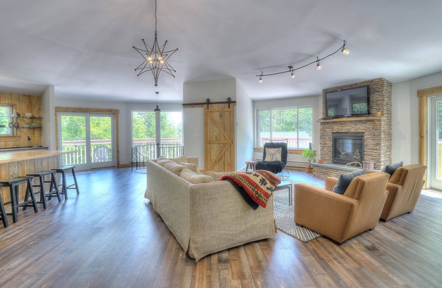 The Carousel - Unique design, beautiful open living space!